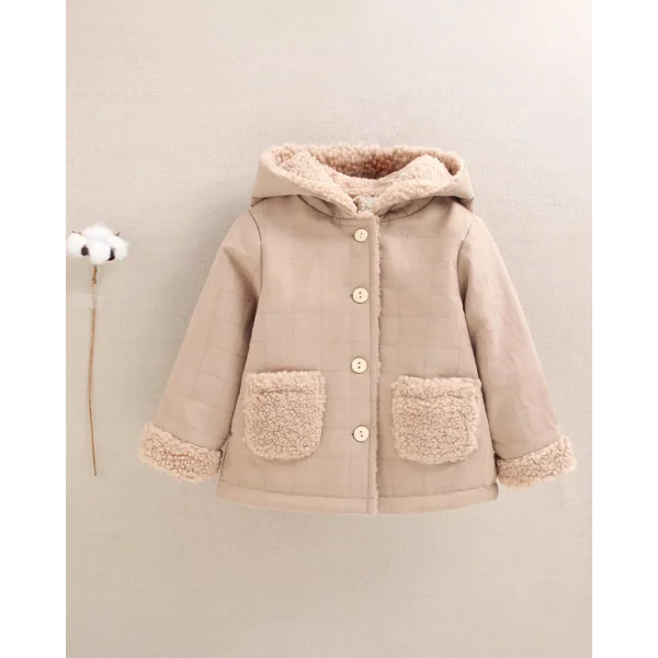 Abrigo de bebé en beige con capucha
