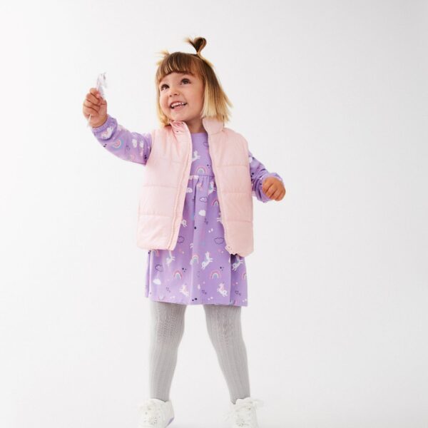 Chaleco tipo plumas, en tejido tecnico. Bolsillos laterales y cremallera frontal