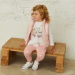 Chaleco tipo plumas, en tejido tecnico. Bolsillos laterales y cremallera frontal - Imagen 2