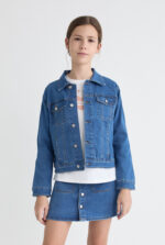 Cazadora en azul denim con cuello camisero y manga larga. Cierre botonadura frontal. Bolsillos de tipo palstrón en pechera con cierre botón