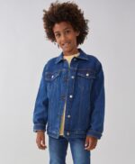 Chaqueta denim con cierre de botones en la parte frontal de la prenda