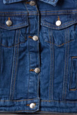 Chaqueta denim con cierre de botones en la parte frontal de la prenda - Imagen 4