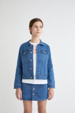 Cazadora en azul denim con cuello camisero y manga larga. Cierre botonadura frontal. Bolsillos de tipo palstrón en pechera con cierre botón - Imagen 2