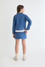 Cazadora en azul denim con cuello camisero y manga larga. Cierre botonadura frontal. Bolsillos de tipo palstrón en pechera con cierre botón - Imagen 3