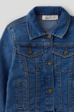 Cazadora en azul denim con cuello camisero y manga larga. Cierre botonadura frontal. Bolsillos de tipo palstrón en pechera con cierre botón - Imagen 6