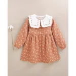 Vestido de niña teja con estampado de hojas