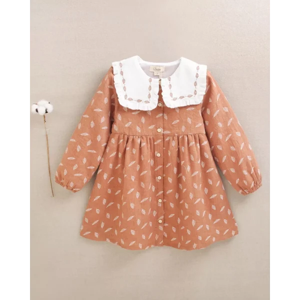 Vestido de niña teja con estampado de hojas