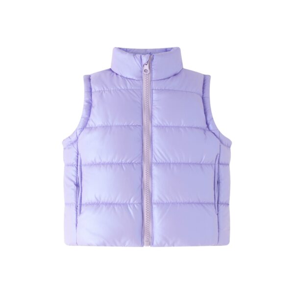Chaleco tipo plumas, en tejido tecnico. Bolsillos laterales y cremallera frontal