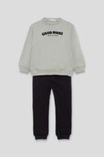 Conjunto de dos piezas, sudadera verde amazona y pantalón negro - Imagen 2