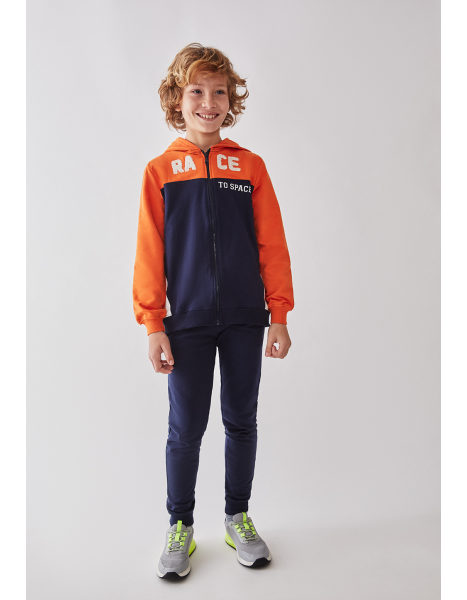 Conjunto sudadera con capucha naranja y marino, pantalón marino