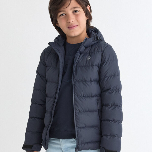 Chaquetón acolchado con bolsillos laterales, capucha integrada y cierre de cremallera frontal