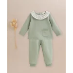 Conjunto de bebé jersey cuello volante y pantalón bolsillos volante