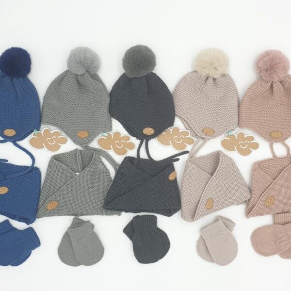 Conj. 3 pzas.: Gorro, cuello cruzado y manoplas en cajita