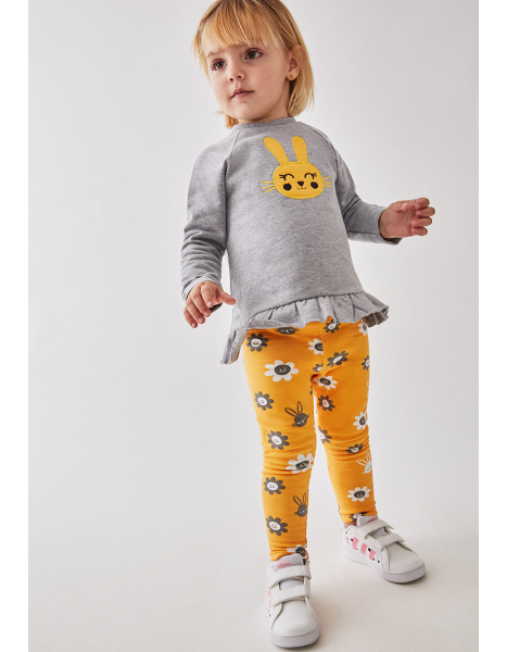 Conjunto sudadera gris y pantalón estampado