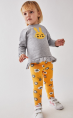 Conjunto sudadera gris y pantalón estampado