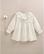 Vestido de bebé color crudo con estampado floral verde y volante en el cuello