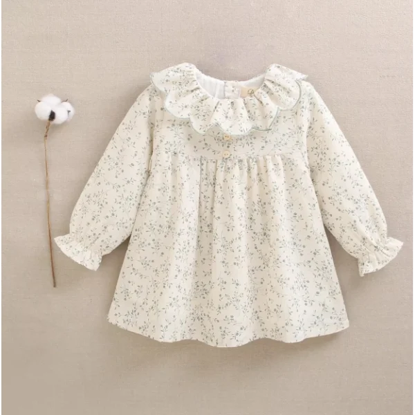 Vestido de bebé color crudo con estampado floral verde y volante en el cuello