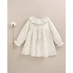 Vestido de bebé color crudo con estampado floral verde y volante en el cuello - Imagen 2