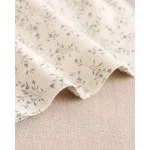 Vestido de bebé color crudo con estampado floral verde y volante en el cuello - Imagen 4