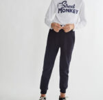 Pantalón felpa perchada con cinturilla elástica y cordones ajustables frontal, bolsillos delanteros y bajo acabado en puño