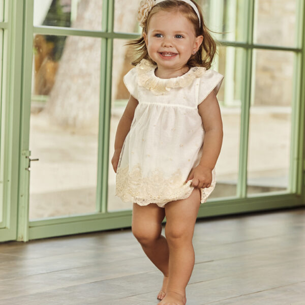 Jesusito con braga tela encaje hombreras.