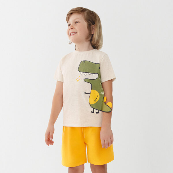 CONJUNTO CAMISETA BEIG DETALLE DINO Y SHORT MOSTAZA