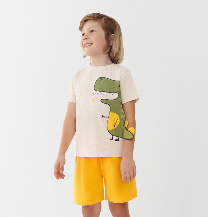 1 CONJUNTO CAMISETA BEIG DETALLE DINO Y SHORT MOSTAZA - Imagen 1