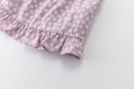 CONJUNTO DE BLUSA DE TIRANTES EN ESTAMPADO MALVA, CRUZADA CON CIERRE EN ESPALDA, VOLANTE FINAL Y PANTALÓN CINTURA ELÁSTICA Y VOLANTES INFERIORES - Imagen 3