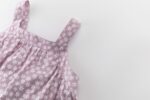 CONJUNTO DE BLUSA DE TIRANTES EN ESTAMPADO MALVA, CRUZADA CON CIERRE EN ESPALDA, VOLANTE FINAL Y PANTALÓN CINTURA ELÁSTICA Y VOLANTES INFERIORES - Imagen 4