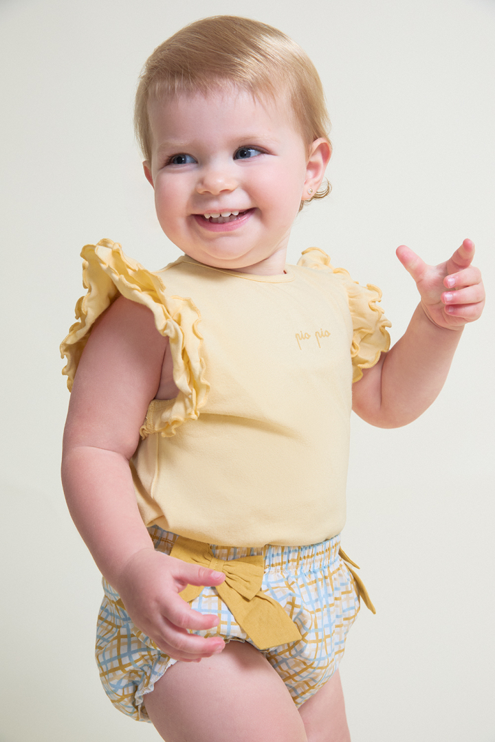 141476-product-large Camiseta sin mangas en color amarillo con detalle de volantes en los hombros y cierre trasero y braguita a juego con estampado de cuadros en tonos amarillo y celeste, decorada con lazos laterales y cintura elástica. - Imagen 1
