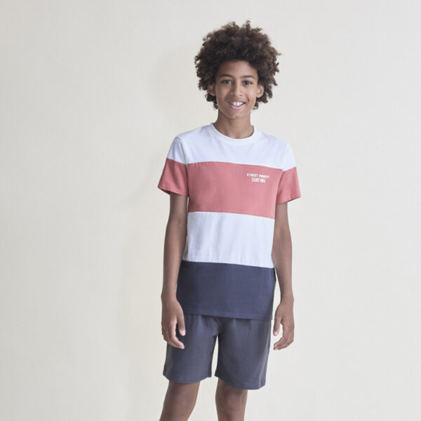Camiseta a rayas con detalle frontal y bermuda color ébano