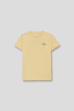 Camiseta de manga corta amarillo claro con serigrafía en el pecho y en la parte tras.