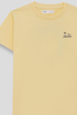 Camiseta de manga corta amarillo claro con serigrafía en el pecho y en la parte tras. - Imagen 3