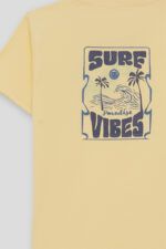 Camiseta de manga corta amarillo claro con serigrafía en el pecho y en la parte tras. - Imagen 4