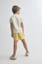 Camisa cuadro amarillo y azul con botones de madera, cuello mao y pantalón amarillo, con cintura elástica - Imagen 4