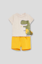 CONJUNTO CAMISETA BEIG DETALLE DINO Y SHORT MOSTAZA - Imagen 2