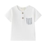CAMISETA BLANCA DE ALGODÓN CON BOLSILLO PECHO TEJIDO MIL RAYAS AZULES