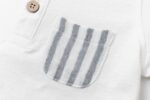 CAMISETA BLANCA DE ALGODÓN CON BOLSILLO PECHO TEJIDO MIL RAYAS AZULES - Imagen 4