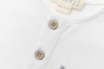 CAMISETA BLANCA DE ALGODÓN CON BOLSILLO PECHO TEJIDO MIL RAYAS AZULES - Imagen 5