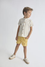 Camisa cuadro amarillo y azul con botones de madera, cuello mao y pantalón amarillo, con cintura elástica