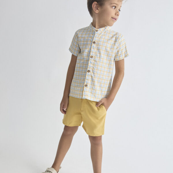 Camisa cuadro amarillo y azul con botones de madera, cuello mao y pantalón amarillo, con cintura elástica