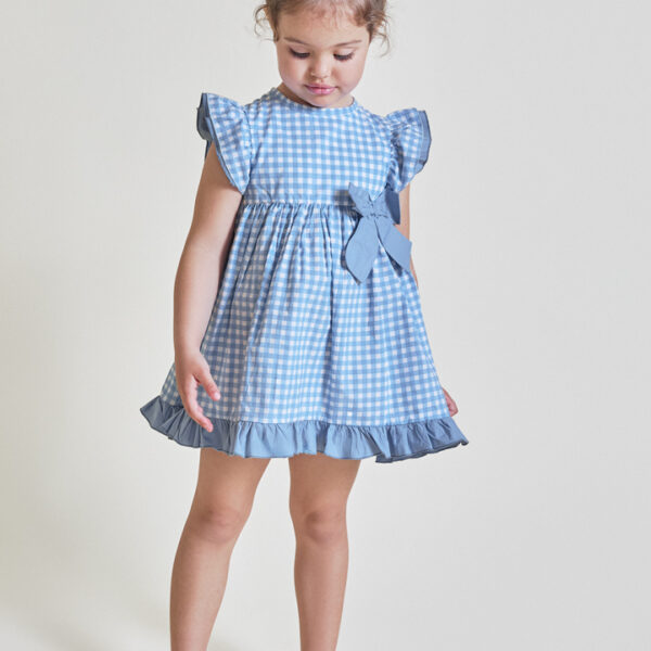 Vestido estampado vichy azul medio con mangas de volante y detalle de lazo decorativo en el lateral de la cintura