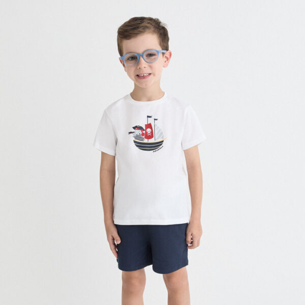 Conjunto de dos piezas, camiseta y shorts.