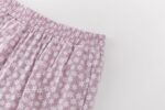 CONJUNTO DE BLUSA DE TIRANTES EN ESTAMPADO MALVA, CRUZADA CON CIERRE EN ESPALDA, VOLANTE FINAL Y PANTALÓN CINTURA ELÁSTICA Y VOLANTES INFERIORES - Imagen 10
