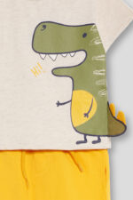 CONJUNTO CAMISETA BEIG DETALLE DINO Y SHORT MOSTAZA - Imagen 4