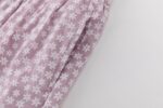 CONJUNTO DE BLUSA DE TIRANTES EN ESTAMPADO MALVA, CRUZADA CON CIERRE EN ESPALDA, VOLANTE FINAL Y PANTALÓN CINTURA ELÁSTICA Y VOLANTES INFERIORES - Imagen 11