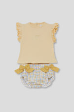 Camiseta sin mangas en color amarillo con detalle de volantes en los hombros y cierre trasero y braguita a juego con estampado de cuadros en tonos amarillo y celeste, decorada con lazos laterales y cintura elástica. - Imagen 5