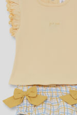 Camiseta sin mangas en color amarillo con detalle de volantes en los hombros y cierre trasero y braguita a juego con estampado de cuadros en tonos amarillo y celeste, decorada con lazos laterales y cintura elástica. - Imagen 4