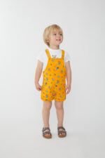 CONJUNTO CAMISETA BLANCA DOGGY Y PETO MOSTAZA ESTAMPADO DOGGY