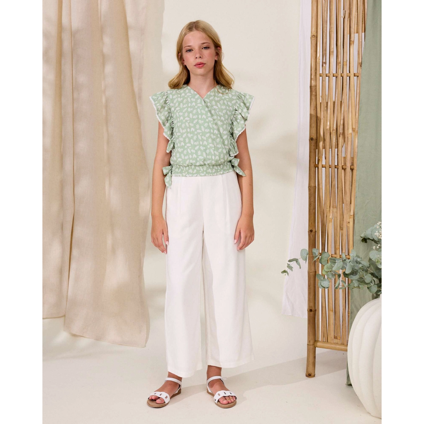 A BLUSA VERDE ESTAMPADO HOJAS Y VOLANTES LATERALES - Imagen 1